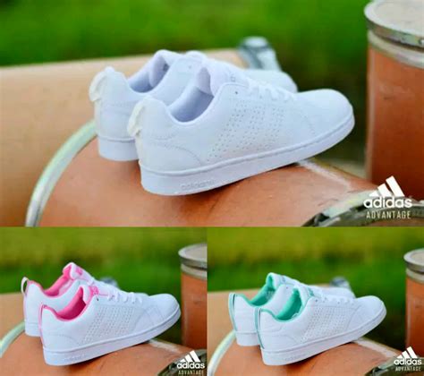 Sepatu Adidas Warna Putih .